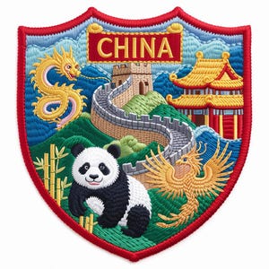 Può includere: Toppa ricamata a forma di scudo con bordo rosso. Raffigura un panda, la Grande Muraglia, un drago, una fenice e una pagoda. La parola "CHINA" è ricamata in rosso in alto. Lo sfondo presenta montagne e bambù.