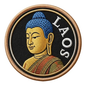 Peut inclure: Écusson brodé représentant Bouddha avec des cheveux bleus et une peau dorée. Le patch porte l'inscription "LAOS" en lettres blanches sur fond noir, encadrée d'une bordure dorée.
