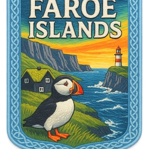 Op de afbeelding: Geborduurde patch met een kleurrijk landschap van de Faeröer Eilanden. Het ontwerp toont een papegaaiduiker, een vuurtoren en de tekst "FAROE ISLANDS" tegen een achtergrond van kliffen, zee en zonsondergang. De patch heeft een blauwe rand.