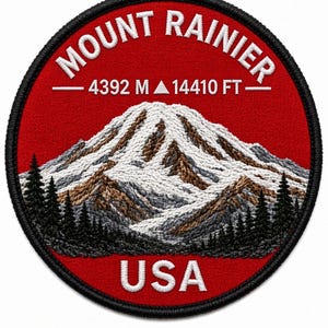 Pode incluir: Um emblema bordado circular com fundo vermelho e borda preta. Apresenta um pico de montanha branco, castanho e cinzento, pinheiros verde-escuros e o texto branco MOUNT RAINIER, 4392 M, 14410 FT e USA.