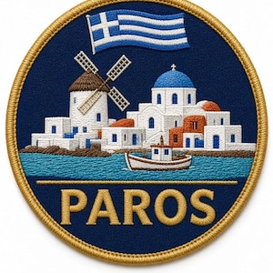 Könnte beinhalten: Ein runder bestickter Aufnäher mit dunkelblauem Hintergrund und goldenem Rand. Er zeigt eine griechische Flagge, eine traditionelle Windmühle, weiße Gebäude mit blauen Kuppeln und ein kleines Boot auf blauem Wasser. Das Wort PAROS ist in Gold gestickt.