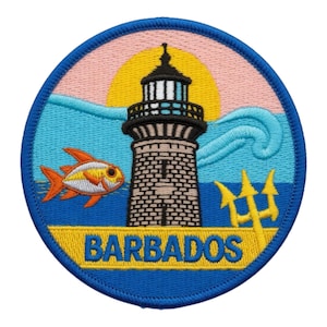 Op de afbeelding: Geborduurde patch met een vuurtoren, een geel-oranje vis en een gele drietand tegen een blauwe oceaan en roze lucht. Het woord "BARBADOS" is geel geborduurd op een blauwe achtergrond.