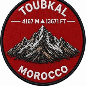 Peut inclure: Un écusson brodé circulaire avec un fond rouge et une bordure noire. Il présente une illustration de montagne en blanc, gris et marron. Le texte indique TOUBKAL, 4167 M, 13671 FT et MOROCCO en lettres capitales blanches.