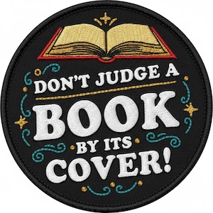 Könnte beinhalten: Runder schwarzer Aufnäher mit dem Text "DON'T JUDGE A BOOK BY ITS COVER!" in Weiß, Gold und Türkis. Oben ist ein offenes Buch in Gold und Rot abgebildet. Der Aufnäher hat einen schwarzen Rand und dekorative Elemente.