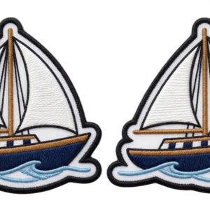 Può includere: Due toppe ricamate con un design a barca a vela. Le barche a vela hanno vele bianche, alberi marroni e scafi blu navy. Le toppe sono bordate di nero con onde azzurre nella parte inferiore, per progetti a tema nautico.
