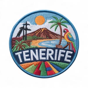 Può includere: Toppa ricamata raffigurante un paesaggio di Tenerife. Il design include un vulcano, una spiaggia, una palma e un pappagallo colorato. La parola "TENERIFE" è visualizzata in lettere bianche su sfondo blu, circondata da un bordo blu.