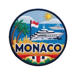 Op de afbeelding: Geborduurde patch met een schilderachtig uitzicht op Monaco. Het ontwerp omvat een jacht, palmbomen, het woord "MONACO", een vlag en een brug. De patch heeft een blauwe rand en een zonnige hemel.