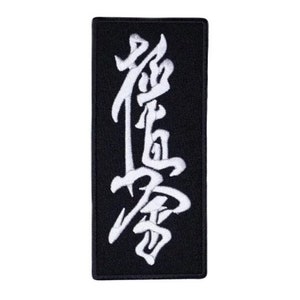 Può includere: Toppa ricamata nera con caratteri kanji bianchi che si leggono "Karate-Do".