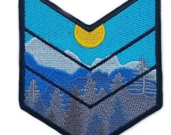 Naszywka z jodełką „Górska dzicz” (3,75 cala) Haftowana naszywka do naszycia/żelazka Odkrywaj przyrodę Emblemat do wędrówek leśnych Przygoda na plecaku Naszywki prezentowe