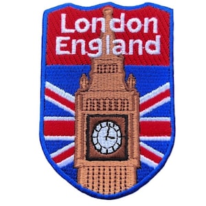 Peut inclure: Un patch brodé représentant l'emblématique tour de l'horloge Big Ben à Londres, en Angleterre. Le patch est rouge, blanc et bleu avec le drapeau de l'Union Jack en arrière-plan. Le texte "London, England" est brodé en blanc sur un fond rouge.