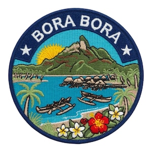 Pode incluir: Remendo bordado circular com uma vista de Bora Bora. O design inclui uma montanha, oceano, palmeiras, canoas e flores. As palavras "BORA BORA" estão arqueadas na parte superior, com estrelas em ambos os lados.