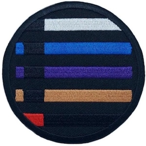 Puede incluir: Un parche redondo negro con cinco rayas horizontales que representan los diferentes rangos de cinturón en Jiu-Jitsu brasileño. Las rayas son blancas, azules, moradas, marrones y negras.