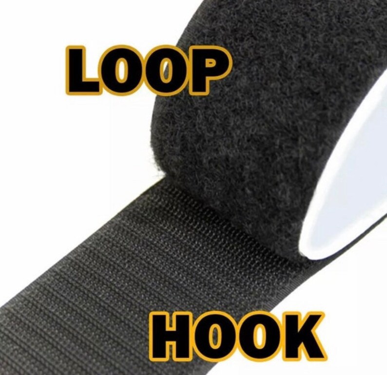 Pode incluir: Um rolo de fita de velcro preta. A fita est&aacute; etiquetada como "HOOK" e "LOOP" na imagem.