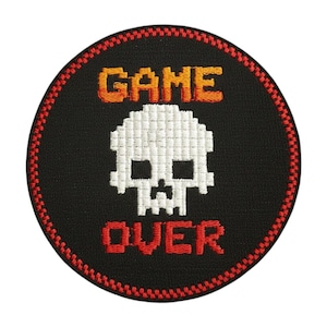 Op de afbeelding: Ronde zwarte patch met een gepixelde witte schedel en de woorden "GAME OVER" in oranje en rood. De patch heeft een rood-zwarte gestikte rand, voor gamers en retro game liefhebbers.