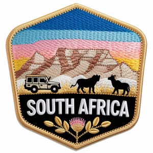Könnte beinhalten: Gestickter Aufnäher mit einer südafrikanischen Landschaft mit Bergen, einem Safari-Fahrzeug und Tiersilhouetten. Der Aufnäher hat einen schwarzen Rand mit den Worten "SOUTH AFRICA" und einem floralen Design.