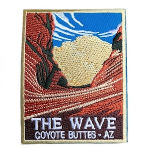Könnte beinhalten: Gestickter Aufnäher mit einer farbenfrohen Darstellung von The Wave, einer Sandsteinformation in Arizona. Der Aufnäher hat einen beigefarbenen Rand und den Text "THE WAVE COYOTE BUTTES - AZ" in Weiß.