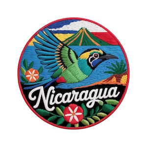 Può includere: Toppa ricamata raffigurante un uccello colorato in volo su un paesaggio con un vulcano e acqua. La parola "Nicaragua" è scritta in corsivo bianco. La toppa ha un bordo rosso e include elementi floreali.