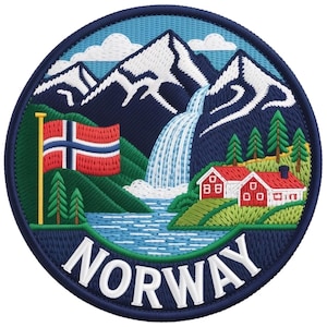 Może przedstawiać: Haftowana naszywka przedstawiająca norweski krajobraz. Projekt zawiera wodospad, ośnieżone góry, norweską flagę i czerwone domy z białymi obramowaniami. Słowo "NORWAY" jest wyhaftowane na dole w kolorze białym na ciemnoniebieskim tle.