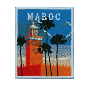 Può includere: Toppa ricamata raffigurante una scena marocchina. Presenta una torre arancione, palme e la scritta "MAROC" in lettere bianche su sfondo blu. La toppa ha un bordo azzurro chiaro e raffigura una scena di spiaggia.