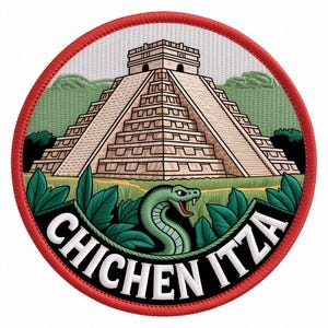 Könnte beinhalten: Runder Aufnäher mit der Chichen Itza Pyramide, einer grünen Schlange und dem Text "CHICHEN ITZA". Der Aufnäher hat einen roten Rand und ist vor einem weißen Hintergrund platziert. Das Design umfasst grünes Laub und eine hellgrüne und beige Pyramide.
