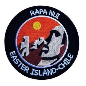 Op de afbeelding: Een geborduurde patch in zwart en wit met een rode, oranje en gele zonsondergang achtergrond. De patch toont een silhouet van drie Moai-beelden met de tekst "RAPA NUI EASTER ISLAND-CHILE" rond de rand.