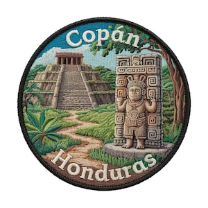 Peut inclure: Écusson brodé représentant les ruines de Copán au Honduras. Le motif comprend une pyramide, une statue en pierre et le texte "Copán Honduras" en fil blanc, sur fond de ciel bleu et de paysage verdoyant.