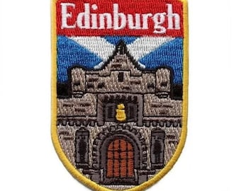 Puede incluir: Parche bordado con borde amarillo, que representa un castillo con una bandera roja, blanca y azul sobre él. El texto "Edinburgh" está escrito en blanco sobre una pancarta roja.