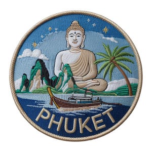 Puede incluir: Parche bordado circular que representa un Buda sentado, montañas, un barco y una palmera. El parche tiene un fondo azul y la palabra "PHUKET" en letras doradas. El parche tiene un borde dorado.