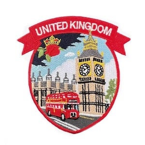 Op de afbeelding: Geborduurde patch met Big Ben, een rode dubbeldekkerbus en de tekst "UNITED KINGDOM" op een rode banner. De patch heeft een witte achtergrond met een rode rand en een roos met een kroon.