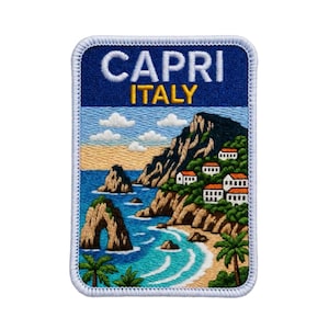 Könnte beinhalten: Ein rechteckiger bestickter Aufnäher mit dem Text CAPRI ITALY in Weiß und Gelb. Das Design zeigt eine Küstenlandschaft mit blauem Meer, felsigen Klippen, weißen Gebäuden mit orangefarbenen Dächern, grünen Palmen und einem Sandstrand.