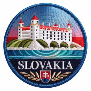 Può includere: Toppa ricamata circolare raffigurante un castello bianco con tetti e torri rossi, su uno sfondo di cielo blu e acqua. La parola "SLOVAKIA" è visualizzata sotto il castello, con uno stemma e foglie di alloro.