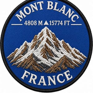 Peut inclure: Un écusson brodé circulaire sur fond bleu représentant une montagne en fils blancs, bruns et gris. Le texte brodé en blanc indique MONT BLANC, 4808 M, 15774 FT et FRANCE. Le contour de l'écusson est bordé d'un fil noir épais et régulier.