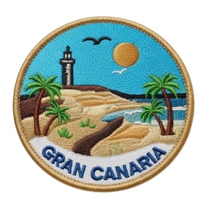 Könnte beinhalten: Gestickter Aufnäher mit einer Küstenlandschaft mit Leuchtturm, Palmen und dem Text "GRAN CANARIA" in Blau. Der Aufnäher hat einen goldenen Rand, einen blauen Himmel und eine goldene Sonne. Das Design erinnert an einen tropischen Inselurlaub.