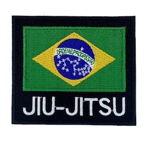 Può includere: Toppa ricamata nera e verde con la bandiera brasiliana e il testo "JIU-JITSU" in bianco.