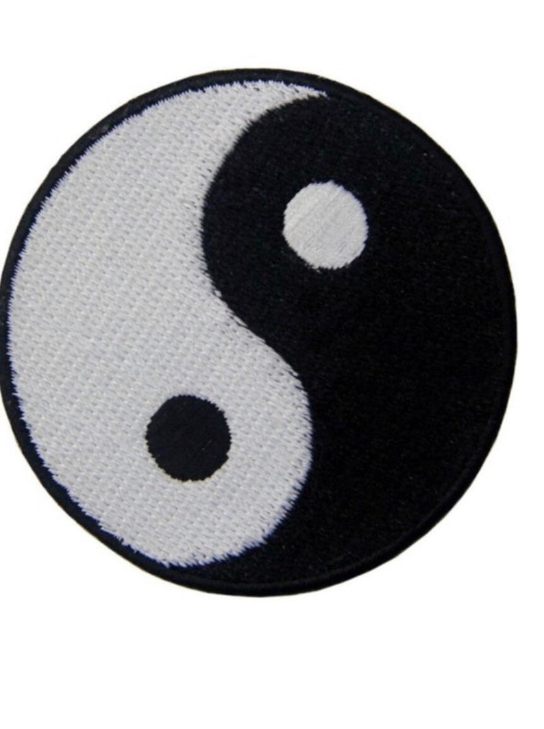 Peut inclure: Un patch en tissu blanc brod&eacute; d'un symbole yin yang noir et blanc.