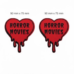 Peut inclure: Deux écussons rouges en forme de cœur avec une bordure noire et les mots "HORROR MOVIES" en noir. Le bas de chaque cœur a un effet dégoulinant. Chaque écusson mesure 90 mm x 75 mm.