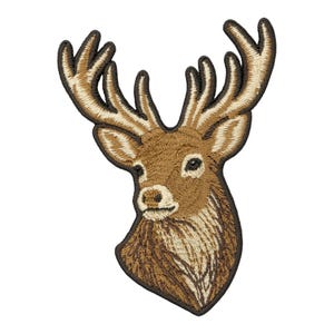 Op de afbeelding: Een geborduurde patch met de kop van een hert met een groot gewei. Het ontwerp gebruikt bruine, beige en crèmekleurige draden om de vacht en gelaatstrekken weer te geven, omlijnd met een donkerbruine rand tegen een witte achtergrond.