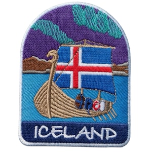 Op de afbeelding: Geborduurde patch met een Vikingschip met de IJslandse vlag als zeil, tegen een achtergrond van het Noorderlicht. Het woord "ICELAND" is onderaan geborduurd, met een blauw, paars en blauwgroen kleurenschema.
