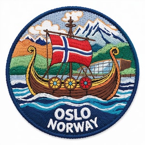 Może przedstawiać: Okrągła, haftowana naszywka przedstawiająca statek wikingów z norweską flagą płynący po niebieskich falach. Naszywka ma niebieską obwódkę z napisem "OSLO NORWAY". W tle góry i chmury.