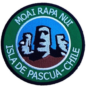 Op de afbeelding: Een groene ronde patch met witte tekst die "Moai Rapa Nui Isla de Pascua - Chile" luidt. Binnen de cirkel bevindt zich een blauwe lucht met drie moai-beelden voor een bruine grond.