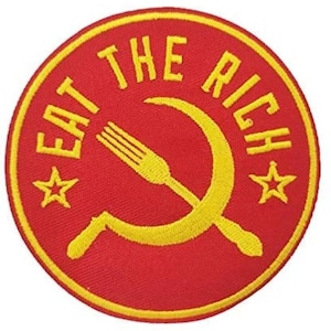 Könnte beinhalten: Roter und gelber gestickter Aufnäher mit einem Hammer-und-Sichel-Symbol und dem Text "Eat the Rich".