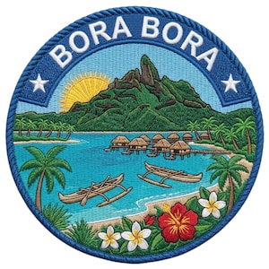 Pode incluir: Patch bordado com uma cena tropical de Bora Bora. O design inclui uma montanha, sol, palmeiras, bangalôs sobre a água e canoas com balancim. As palavras "Bora Bora" estão arqueadas na parte superior em letras brancas, com uma borda azul.