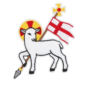 Op de afbeelding: Een geborduurde patch met een wit lam met een geel en rood aureool. Het lam houdt een bruine staf vast met een geel kruis en een witte vlag met een rood kruis. Het ontwerp heeft zwarte omlijningen en zwarte hoeven op een witte achtergrond.