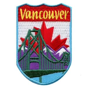 Op de afbeelding: Geborduurde patch met een rood, wit en blauw schildontwerp. Het schild heeft een groene brug, een rood esdoornblad en het woord "Vancouver" in gele letters.