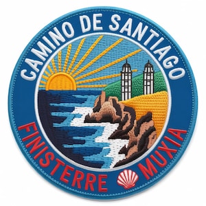 Può includere: Toppa ricamata circolare con bordo blu. Il design presenta il testo "CAMINO DE SANTIAGO FINISTERRE MUXIA", un'alba, una costa, due torri e una conchiglia. La toppa ha un design dettagliato e colorato.