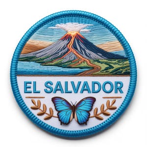 Peut inclure: Écusson brodé circulaire représentant le Salvador. Le motif comprend un volcan en éruption, un lac et une route. Le texte "EL SALVADOR" est au-dessus d'un papillon bleu et de branches d'olivier, le tout dans un bord bleu.