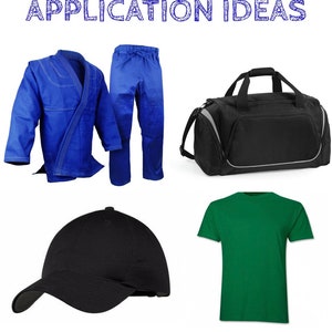 Op de afbeelding: Een set van vier blanco kledingstukken om te personaliseren. De set bevat een blauw martial arts uniform, een zwarte reistas, een zwarte baseballpet en een groen T-shirt.