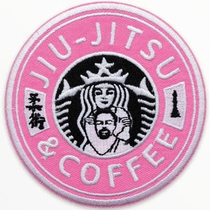 Könnte beinhalten: Ein pinkfarbener, gestickter Aufnäher mit weißem Text und einer schwarz-weißen Grafik. Der Text lautet "JIU-JITSU & COFFEE" am Rand, mit japanischen Schriftzeichen und einem Logo in der Mitte.