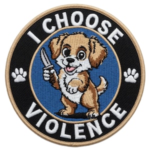 Könnte beinhalten: Runder Aufnäher mit einem Cartoon-Welpen, der ein Messer hält. Der Welpe ist hellbraun und weiß, mit einer rosa Zunge. Der Aufnäher trägt den weißen Schriftzug "I CHOOSE VIOLENCE", mit Pfotenabdrücken auf beiden Seiten.