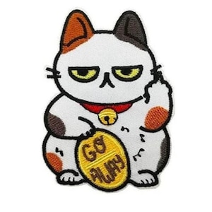 Può includere: Toppa ricamata da stirare con un gatto dei cartoni animati con un'espressione scontrosa. Il gatto tiene una moneta d'oro con il testo "Go Away" su di essa. Il gatto indossa un collare rosso con un campanello.